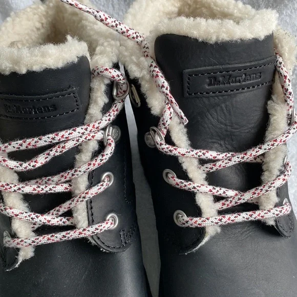 DR MARTENS WOMEN BLACK LACE UP ANKLE BOOT SUPER CUTE SIZE 9 - Picture 4 of 8